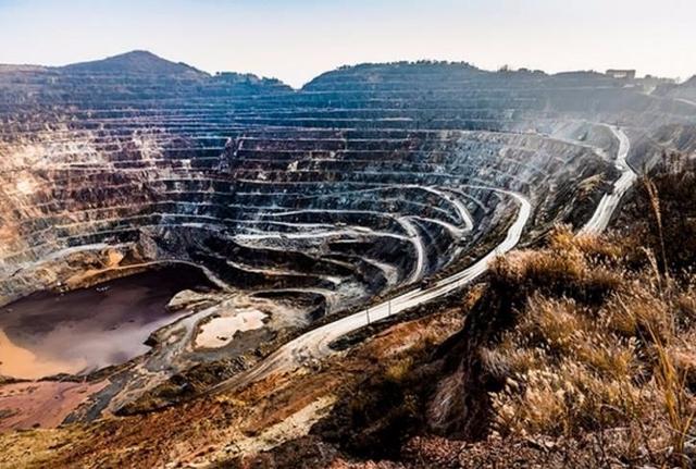 中国大地上的"伤疤":亚洲最大的矿坑,宛如一个巨大漏斗