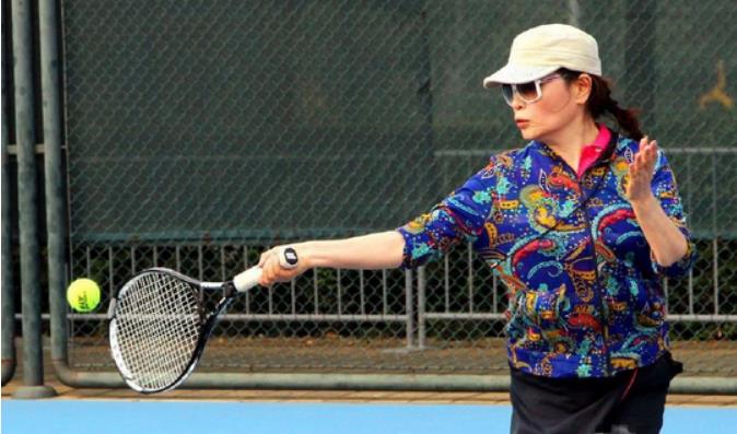 央视女主持人李瑞英的老公原来是他,两人青梅竹马一起长大