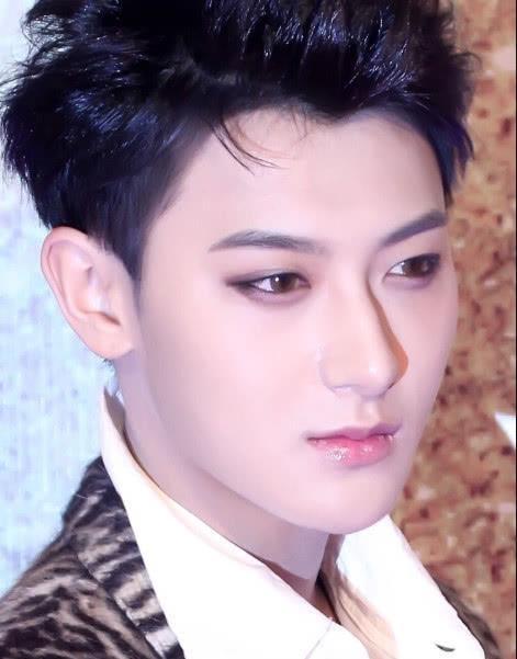 有一种"素颜"叫黄子韬,抹掉粉底眼线后,粉丝:这不是我的韬!