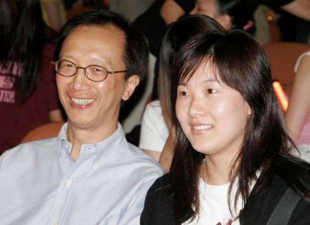 低调了16年,伏明霞大26岁老公近照,跳水皇后最后一跳跳进火坑?