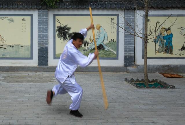 秦安壳子棍重实用,重打法,攻守兼备,变化多端,实战时的效果堪称一绝