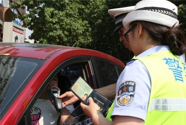 遇交警查车忘带驾驶证,会被认为无证驾驶吗?不如试试这几招?