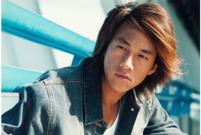 43岁何润东全家照妻子颜值不输孙俪两个儿子帅到没朋友