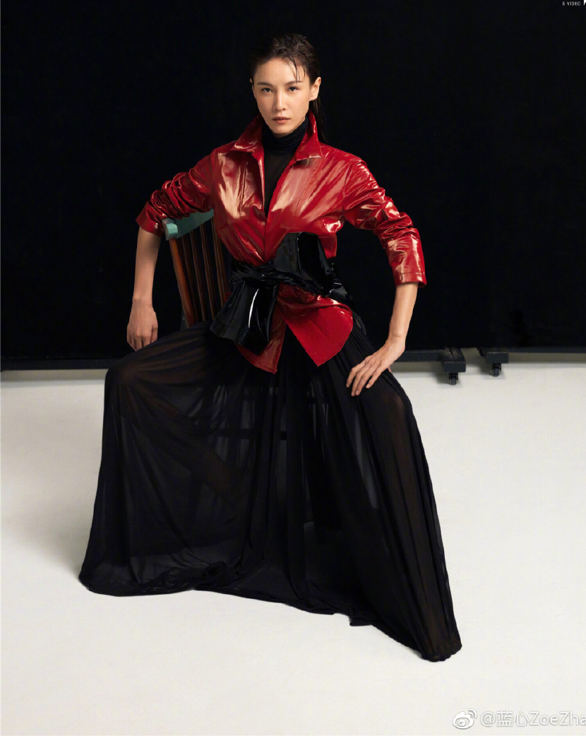 张蓝心身穿红色皮衣搭配黑色长裙,网友:比男神还要帅