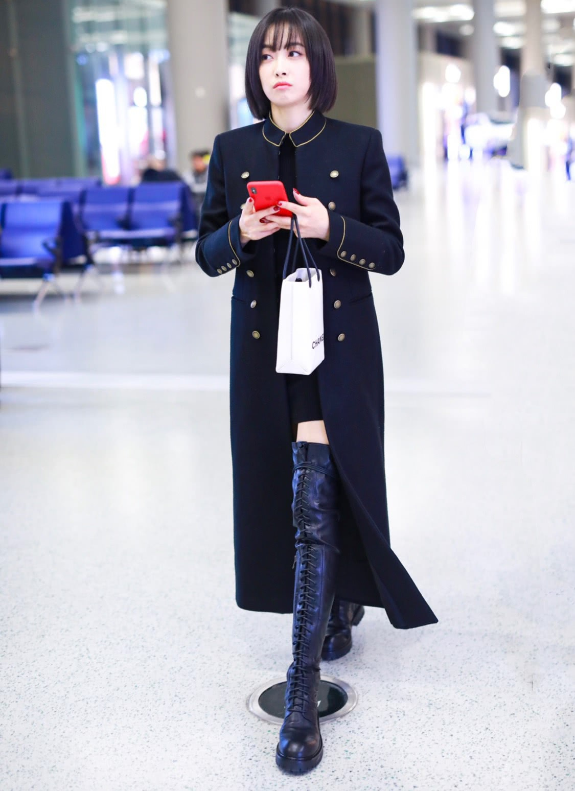 宋茜的身材有多好?长筒靴当裤子穿就出门了,很少有人敢这样穿