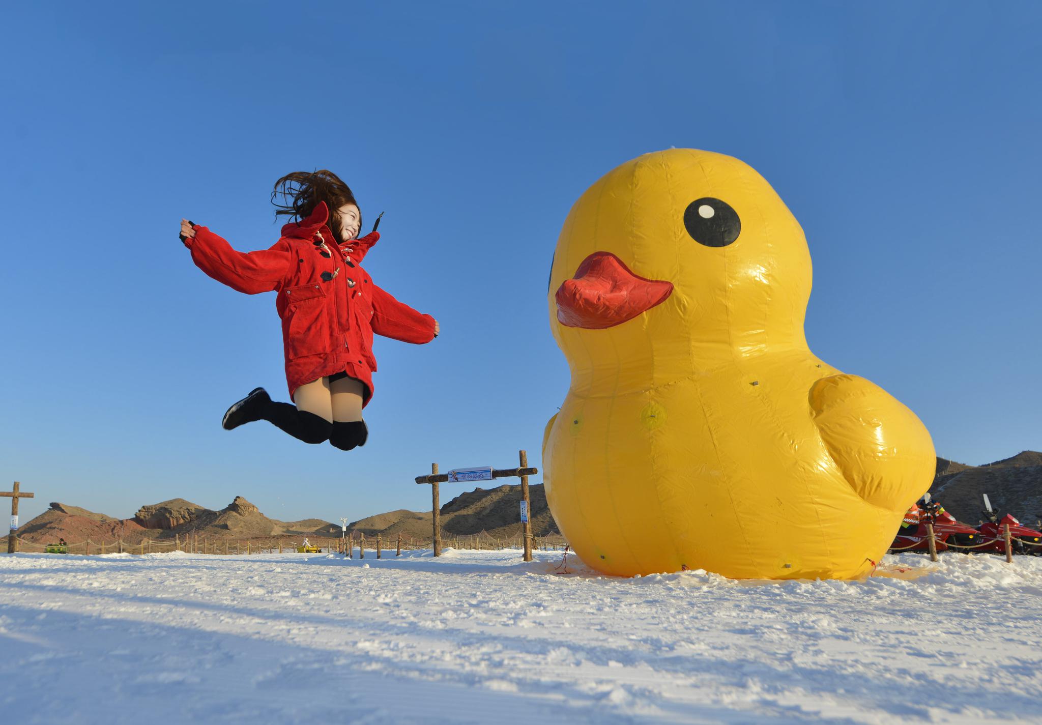 瞧她一副开心至极的样子,就连大黄鸭都惊奇的看着她