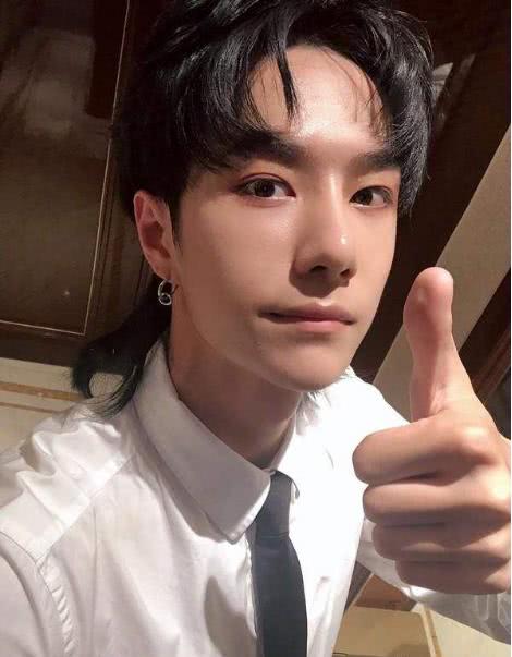 新火发型"鲻鱼头",蔡徐坤萌帅,王一博秀气,他像极了暗黑精灵