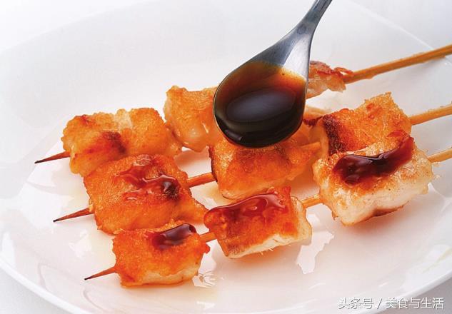 照烧鱼肉串,煎过的鱼肉汁厚鲜嫩,再搭配一点海鲜酱,口感绝妙