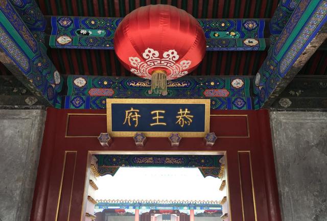 小偷摸进和珅家的库房,看到大量的银子,最后走的时候却是空手