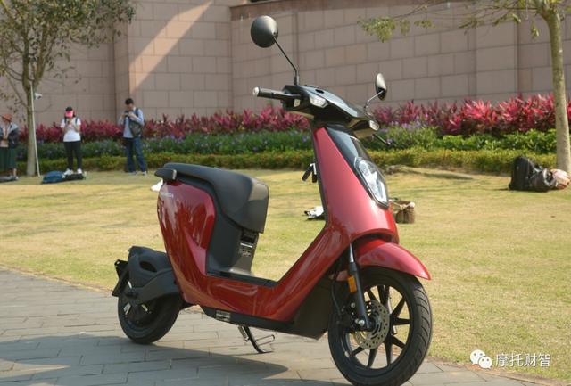 7988元新大洲本田首款锂电池摩托车vgo静态测评