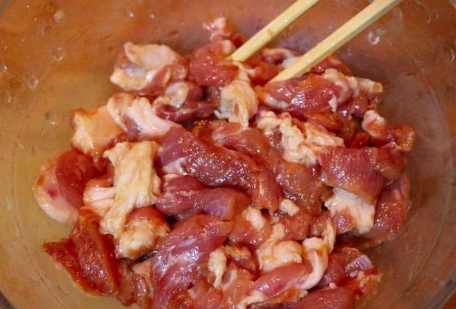 腌肉这两样也不能少,肉更滑嫩,还不粘锅|腌肉|不粘锅|淀粉_新浪新闻