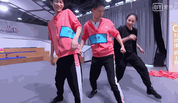 男演员当众骚气扭胯表情诱惑,惊呆众人!