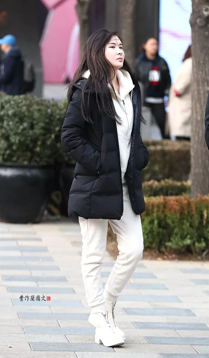 街拍这些美女都穿一种鞋小白靴