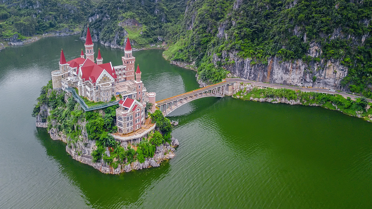 贵州山水中突然飞来座天鹅堡,你说感觉奇不奇怪