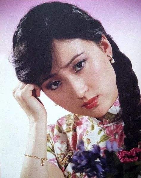 陈晓旭气质有多好,穿旗袍美得惊艳了时光,世上再无林黛玉!