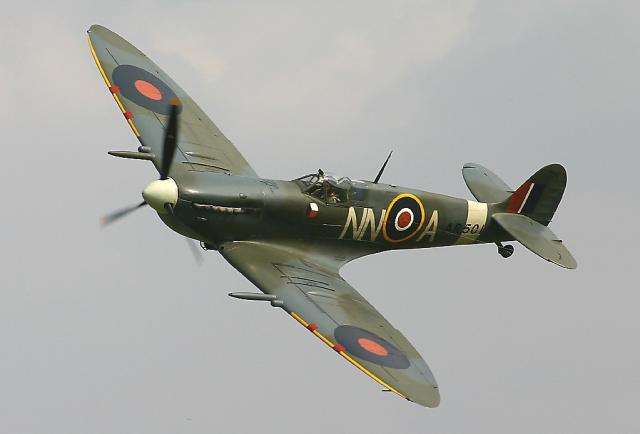 二战伦敦上空的鹰战斗机中的虎式坦克喷火式战斗机