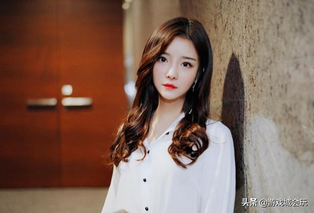 斗鱼美女主播被身后养的宠物抢尽风头网红动物价格10万元起步