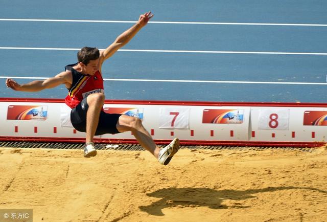 众多人认为这种走步式跳远技术和助跳衔接最紧密