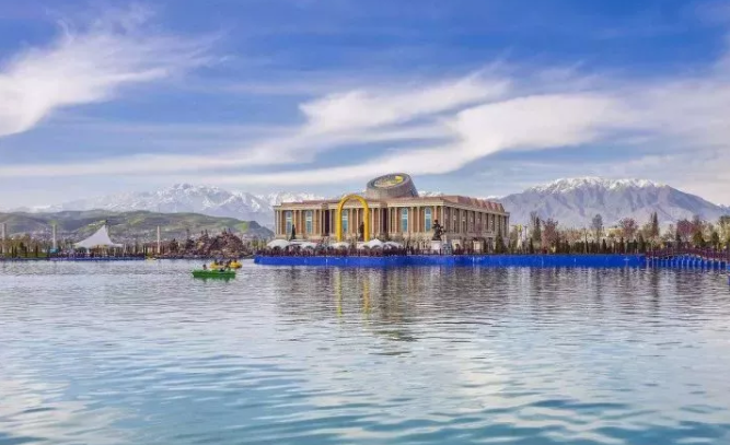 杜尚别还有很多有趣的地方,像是世界最高的旗杆,世界最大的茶馆.