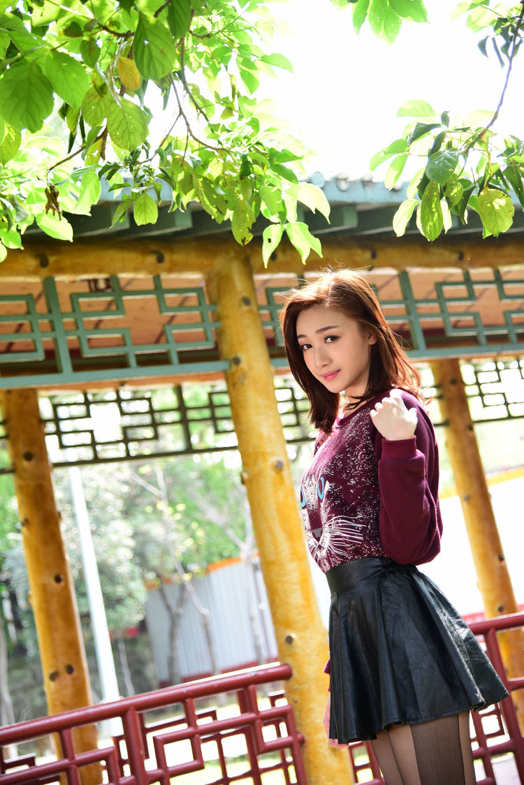 明媚耀眼的美女,完美展现女性傲人曲线,满满的女神气息