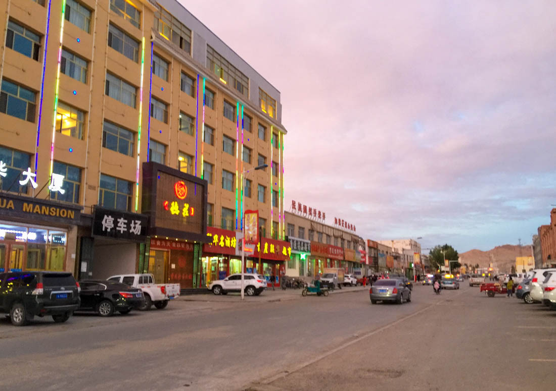 柴达木盆地茫茫戈壁滩中,谁能想到居然可以吃上正宗的重庆火锅