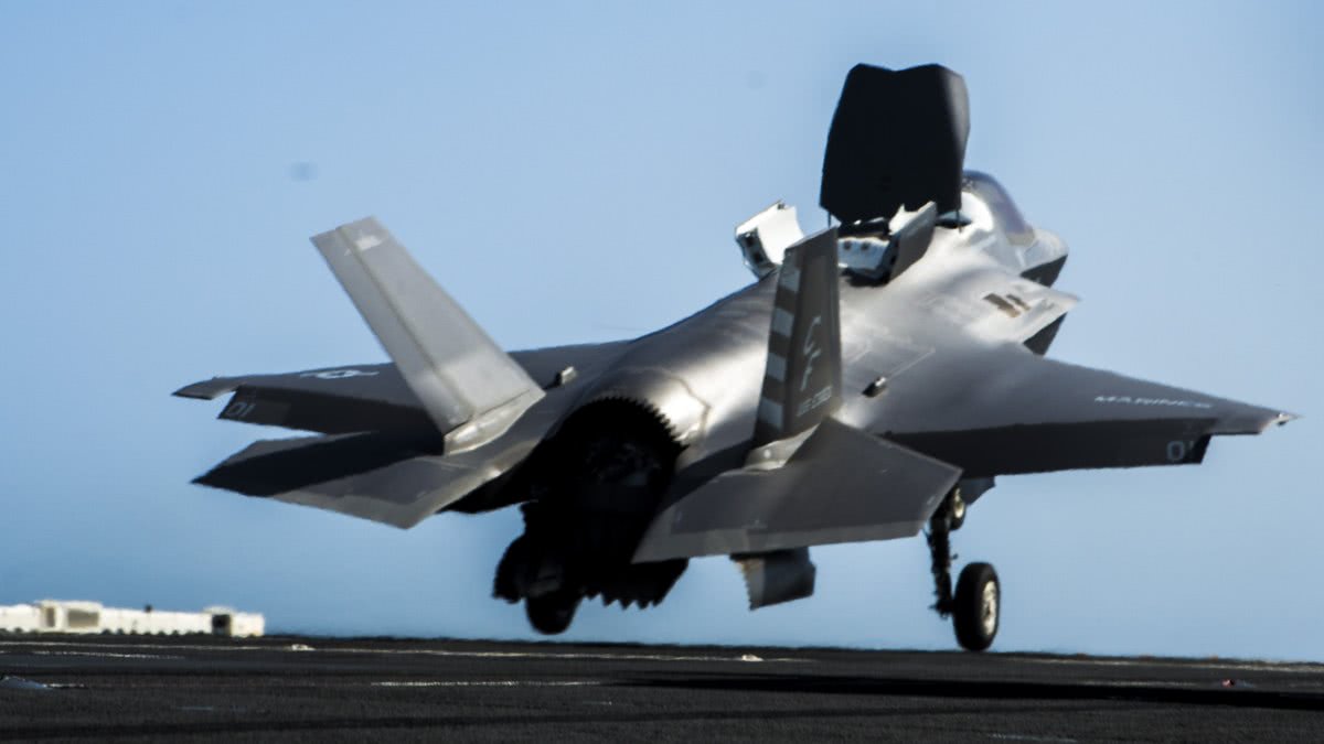 美四代隐身的舰载机首次亮相中东,俄无一种战机与之匹敌!