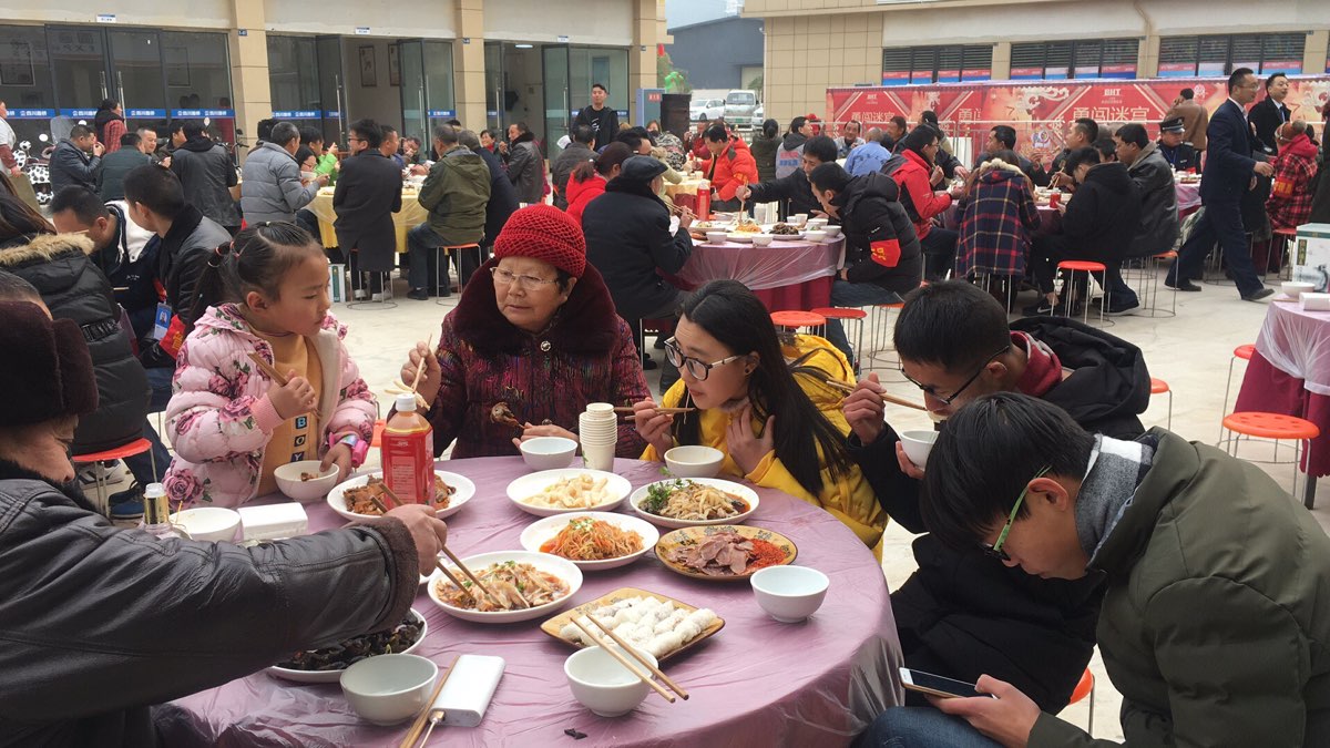 在村里吃宴席,这个行为会让人放下筷子,你有碰到过吗?