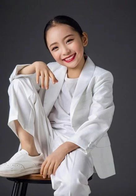 范冰冰妹妹要出道,年仅10岁大浓妆显成熟