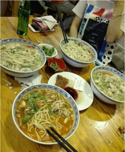 南方人和北方人一起吃面条,看到北方人的吃法,老板直接愣住了