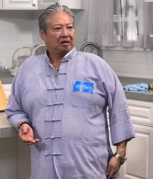 娱乐资讯:大儿媳为洪金宝庆祝生日,站姿依旧霸气