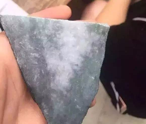 一位老板98万买的翡翠赌石,切出废石一块,当场垮到泪奔!