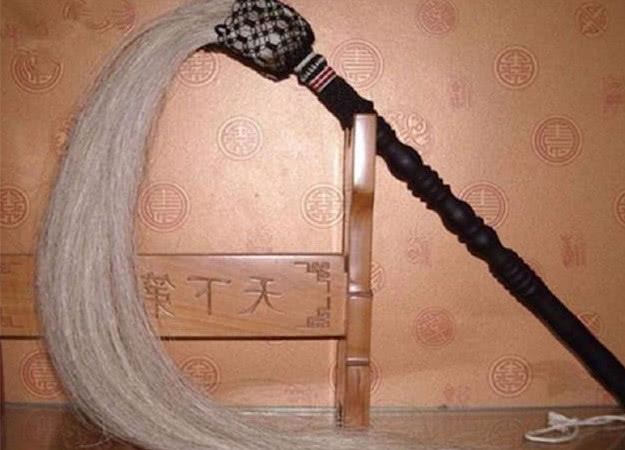 为何古代太监手里也会拿一根拂尘呢?原来背后大有深意!