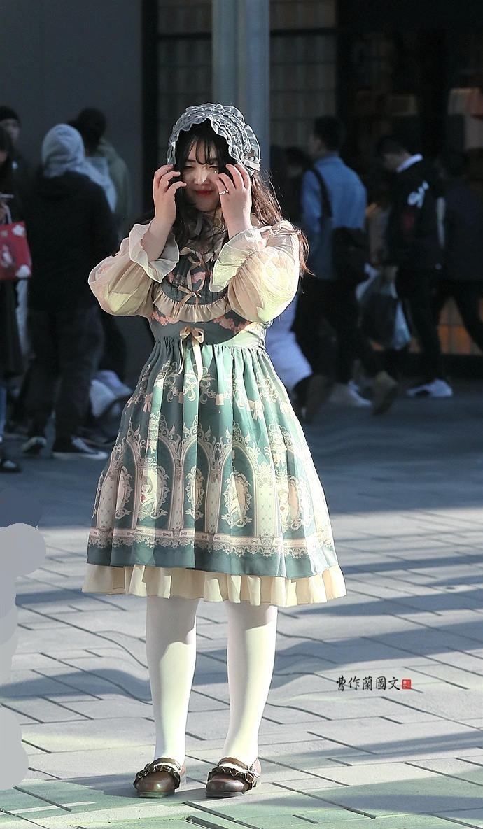 街拍:腿型优美的女孩爱穿白色打底袜