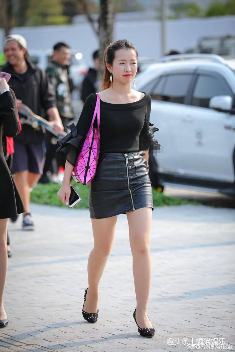 路人街拍时尚都市女孩尽显迷人大长腿展现女神魅力气质优雅