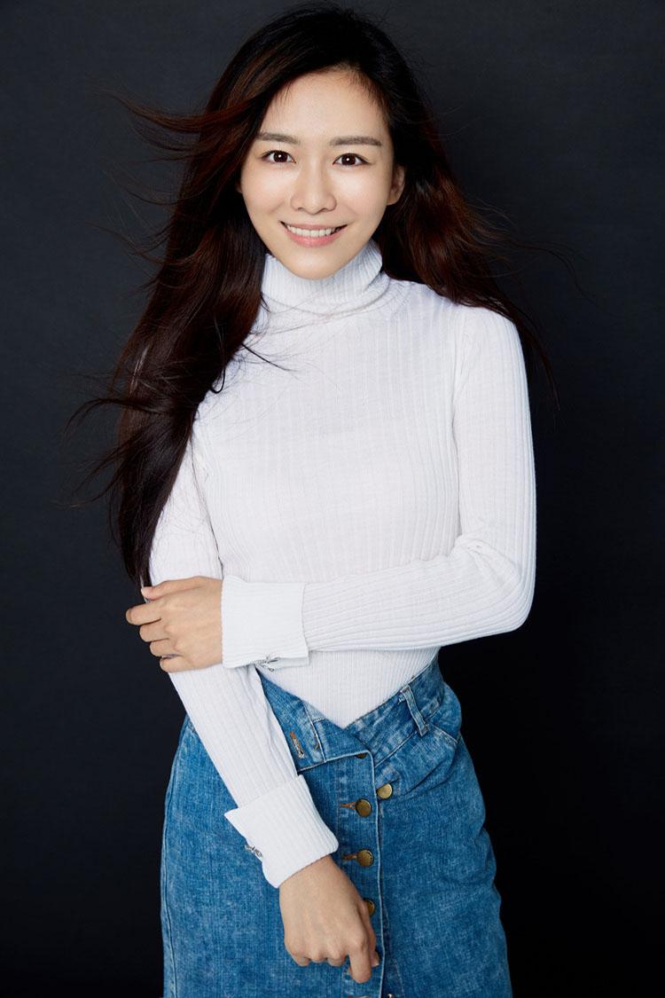 眼神干净清澈, 明亮动人