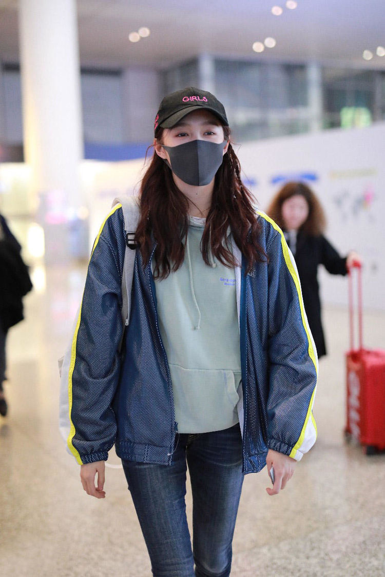 关晓彤尴尬了,好好的牛仔裤非要"扯掉"两块,大长腿都变两节了