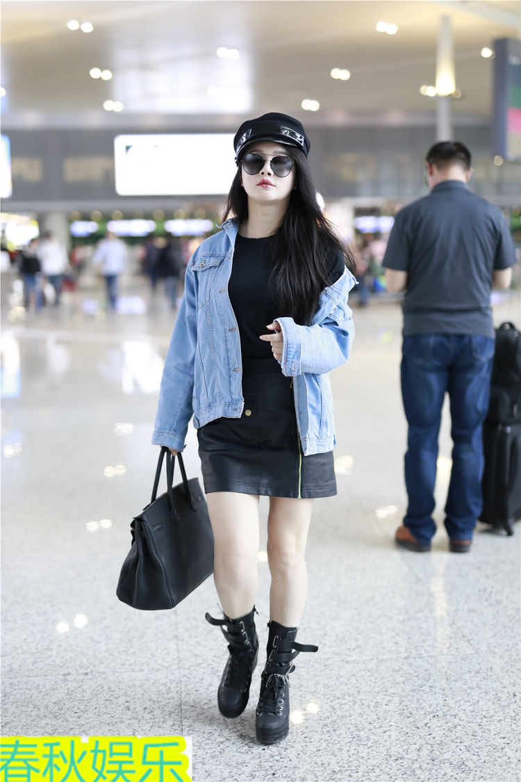 冉莹颖穿短裙现身机场秀美腿,妆容精致似瓷娃娃