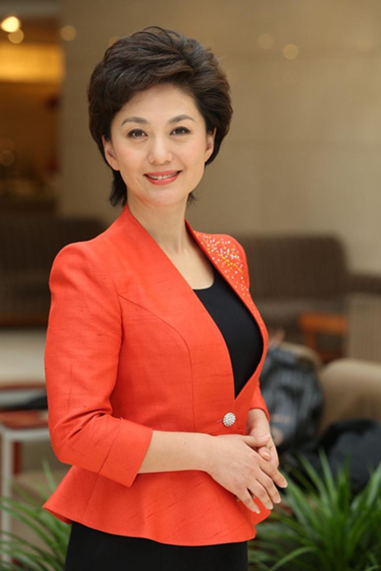 她是央视著名主持人,回老家干活接地气,看不出来一点名人架子!