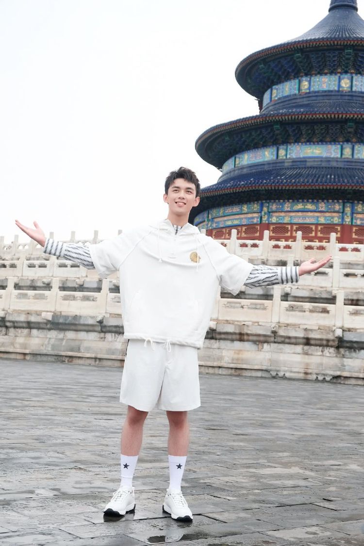 吴磊有多喜欢这双袜子?扎裤脚露在外面不说,就连鞋子都是透明的