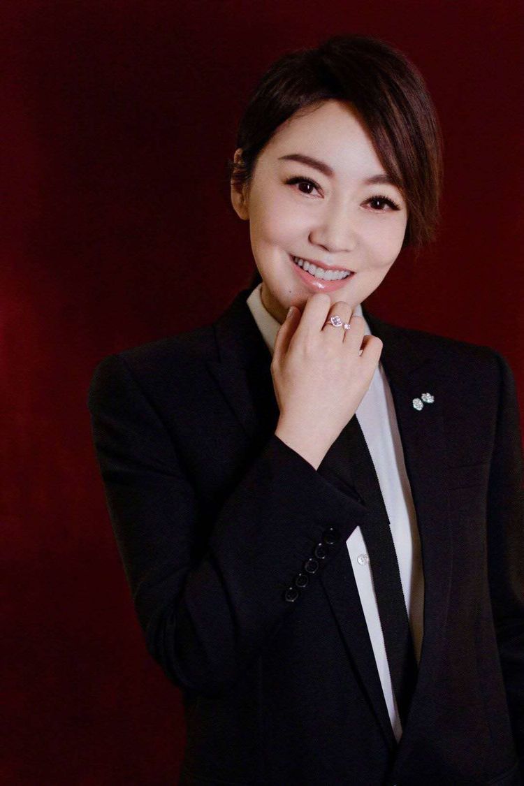 闫妮一身黑西装亮相春晚,化身霸道女总裁火辣又搞笑