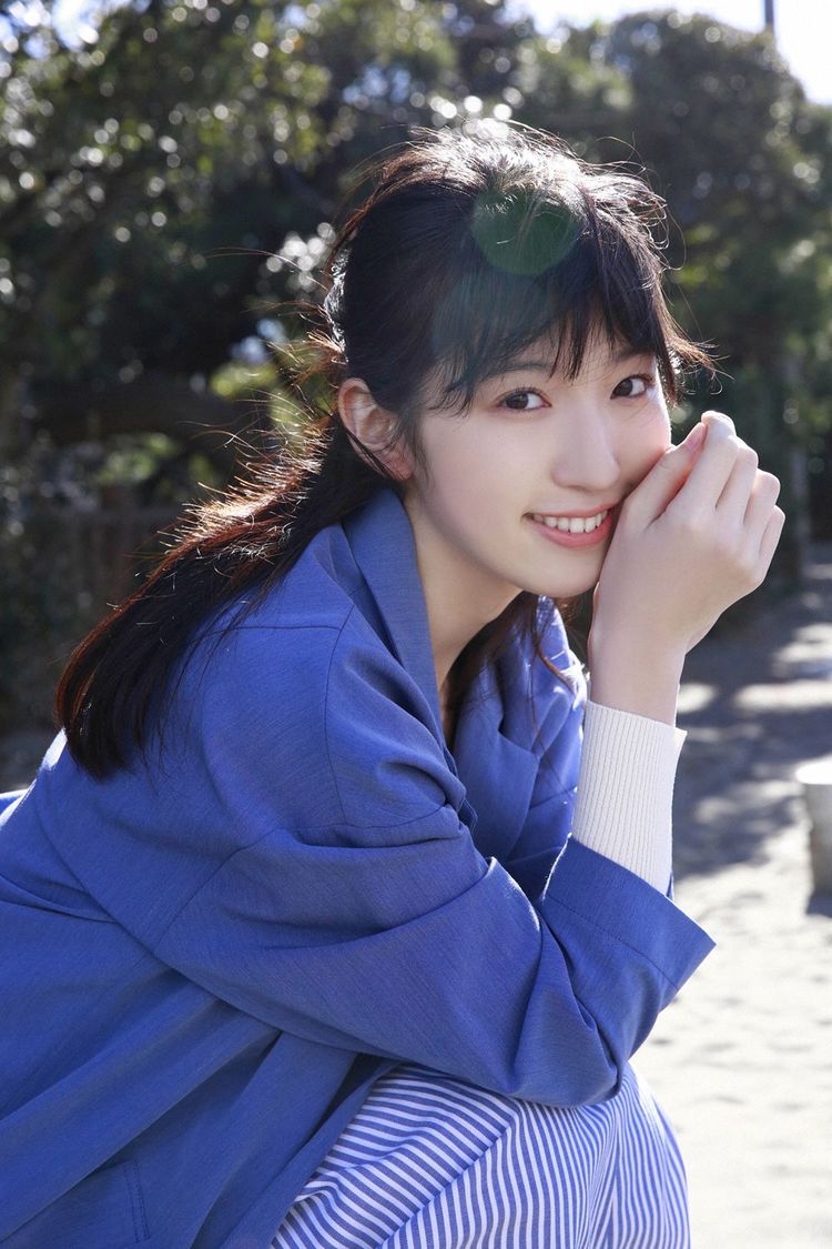 时尚漂亮迷人的美女散发女性之美身材真有很有吸引力