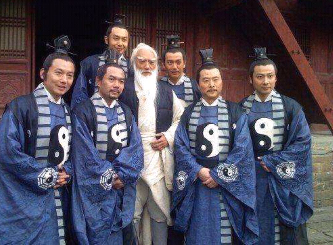 前期,武当七侠中武功最高的是老大宋远桥和老二俞莲舟,但若把他们两人