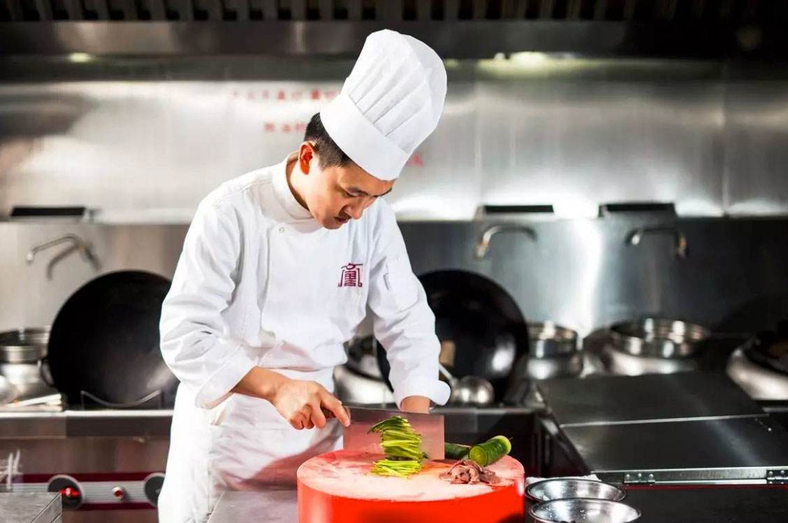 米其林大厨秀刀工,将面包切80片,看到中国厨师切豆腐后沉默!