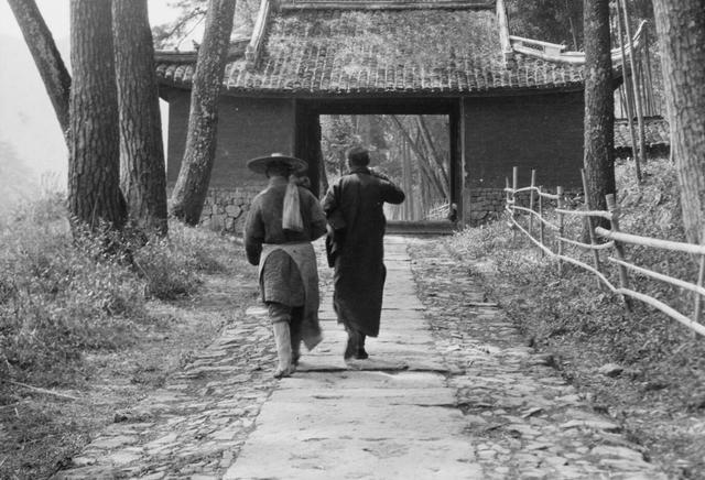 民国老照片:一边是钟鸣鼎食富贵荣华,一边是破衣烂衫苦水中挣扎