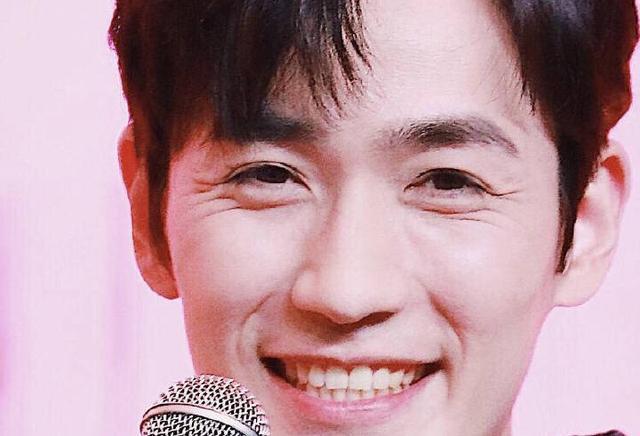 先说朱一龙皱纹多,又说个子显低,那他的短板到底是什么呢?