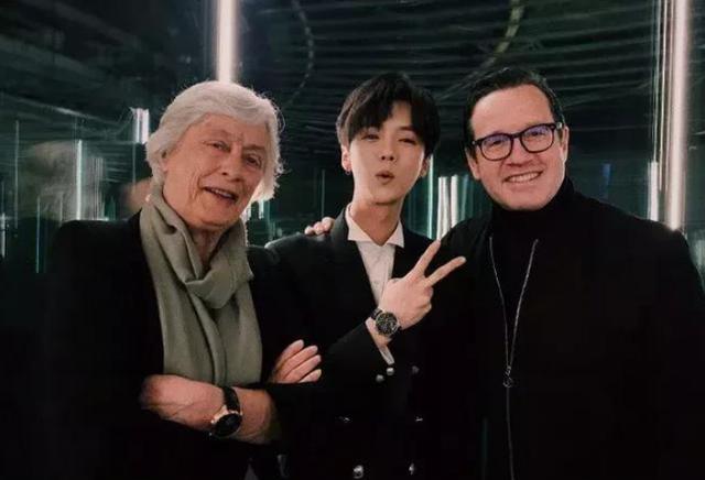 鹿晗欧洲出行,加入足球俱乐部,人越来越成熟!