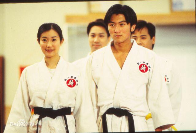 当年,她与谢霆锋在《荙出爱火花》中邂逅,张燊悦还比谢霆锋大4岁,两人