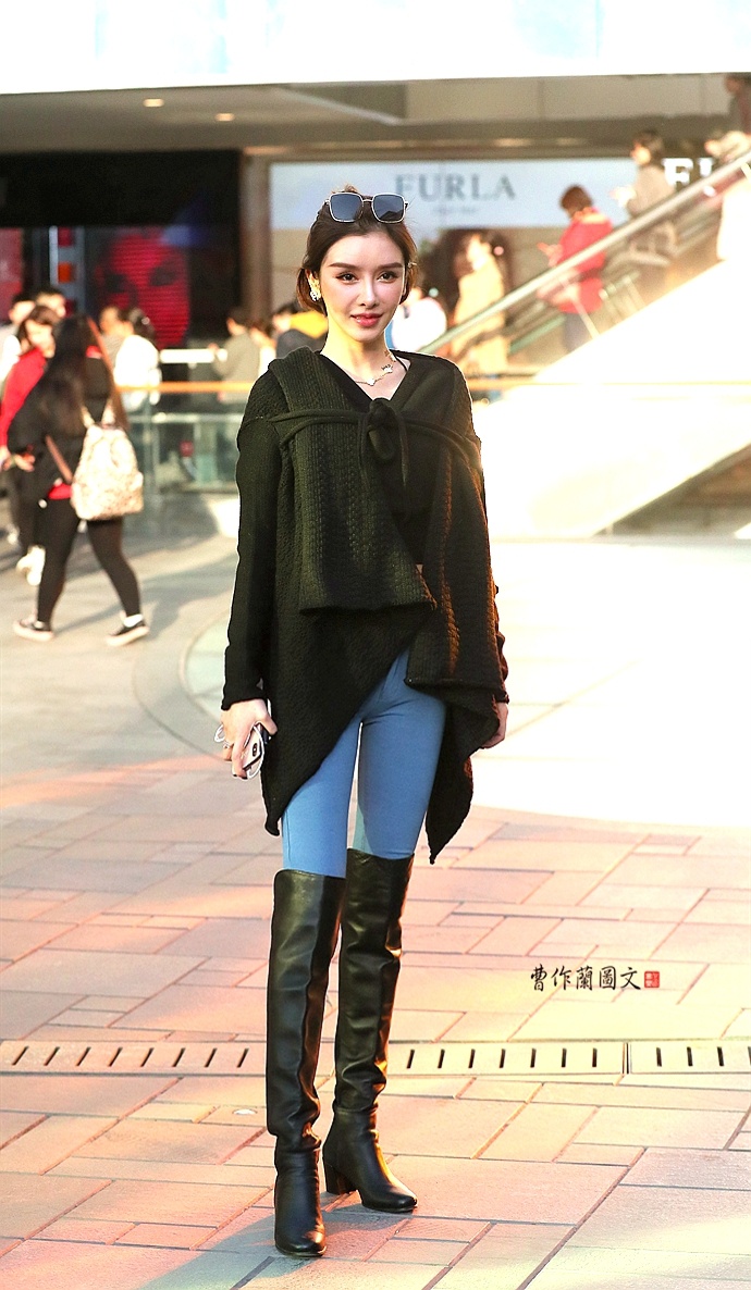 街拍:知名网红小喵大宝现身三里屯,服饰很低调