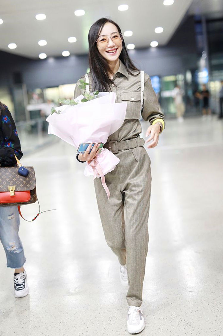 韩雪不愧是气质女神,穿高腰阔腿裤真好看,网友:35岁还那么美