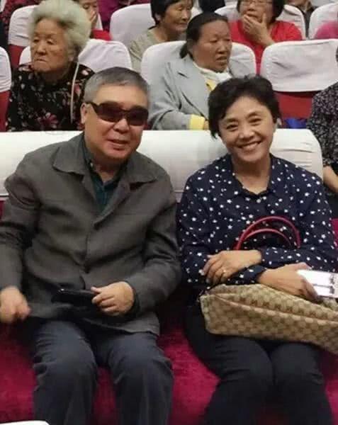 66岁师胜杰因病去世妻子优雅有气质二人恩爱37年育有一女儿